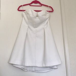 Short White strapless dress. (Urban outfitters)